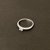 Anel solitário cravejado 2.5 mm. - Kalon Joias