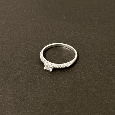 Anel solitário cravejado 2.5 mm. - Kalon Joias
